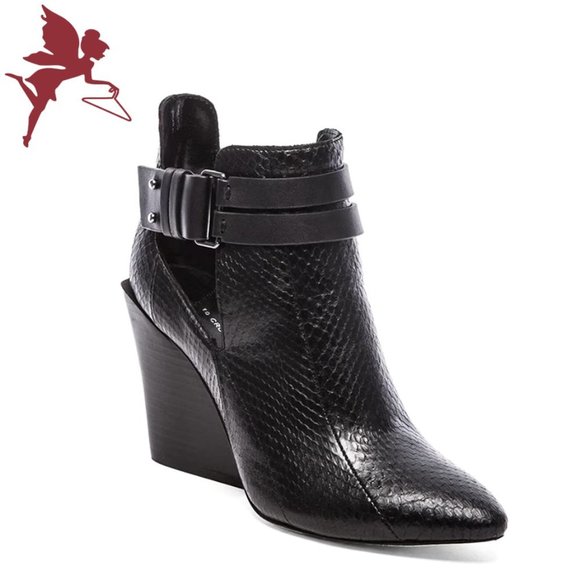 10 CROSBY DEREK LAM Vera Bootie in Black Matte Snake - Picture 1 of 10